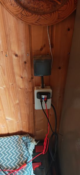 Datei:Huette USB und Licht.jpg