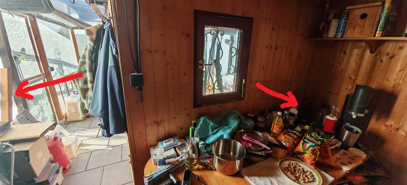 Datei:Huette Licht Steckdose.jpg